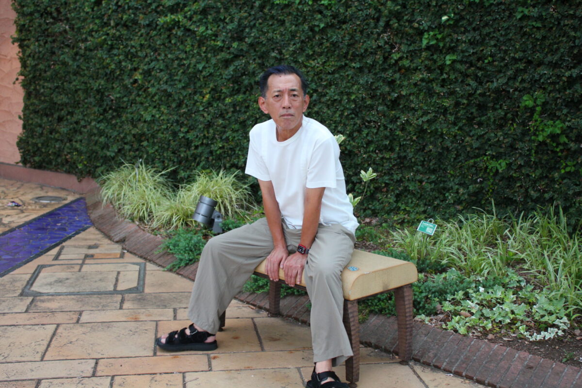 ベンチに座っている山田ゴメスさんの画像