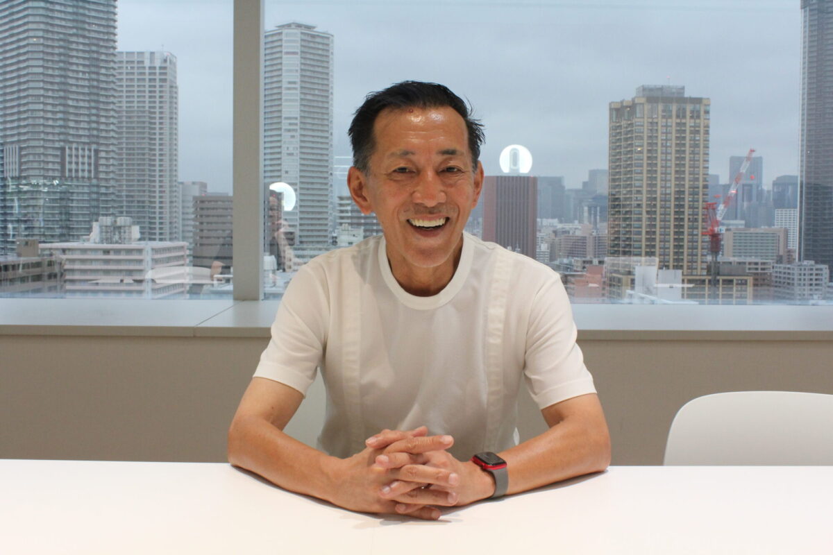 笑顔でインタビューに答える山田ゴメスさんの画像