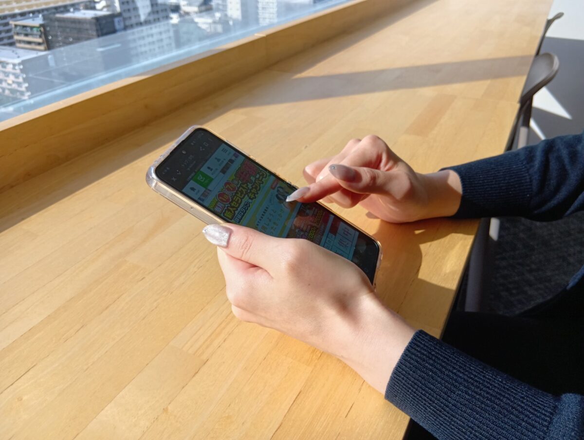 スマホを見ている女性の画像