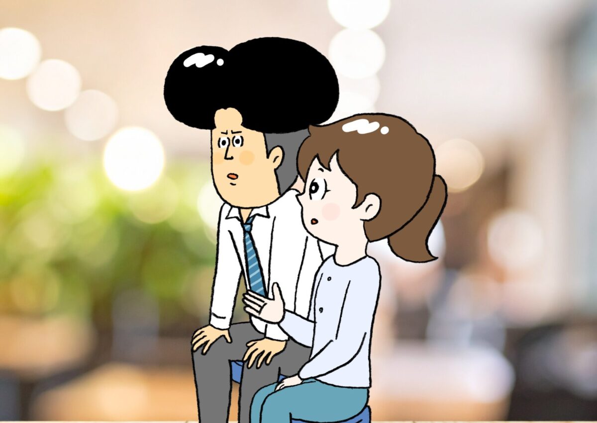 カフェで話す二人